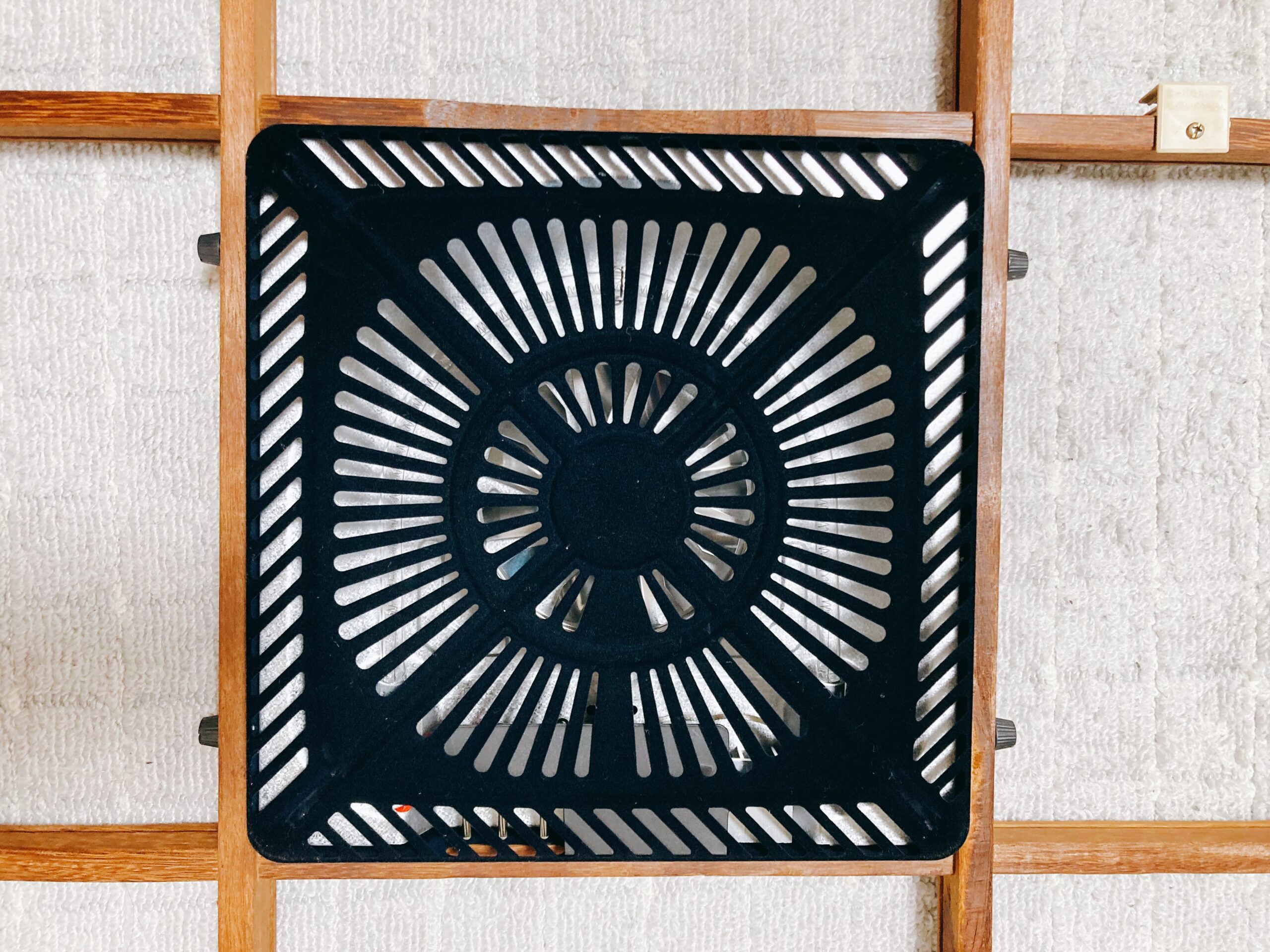 新しいヒーターユニットをこたつの木枠に取り付けた様子