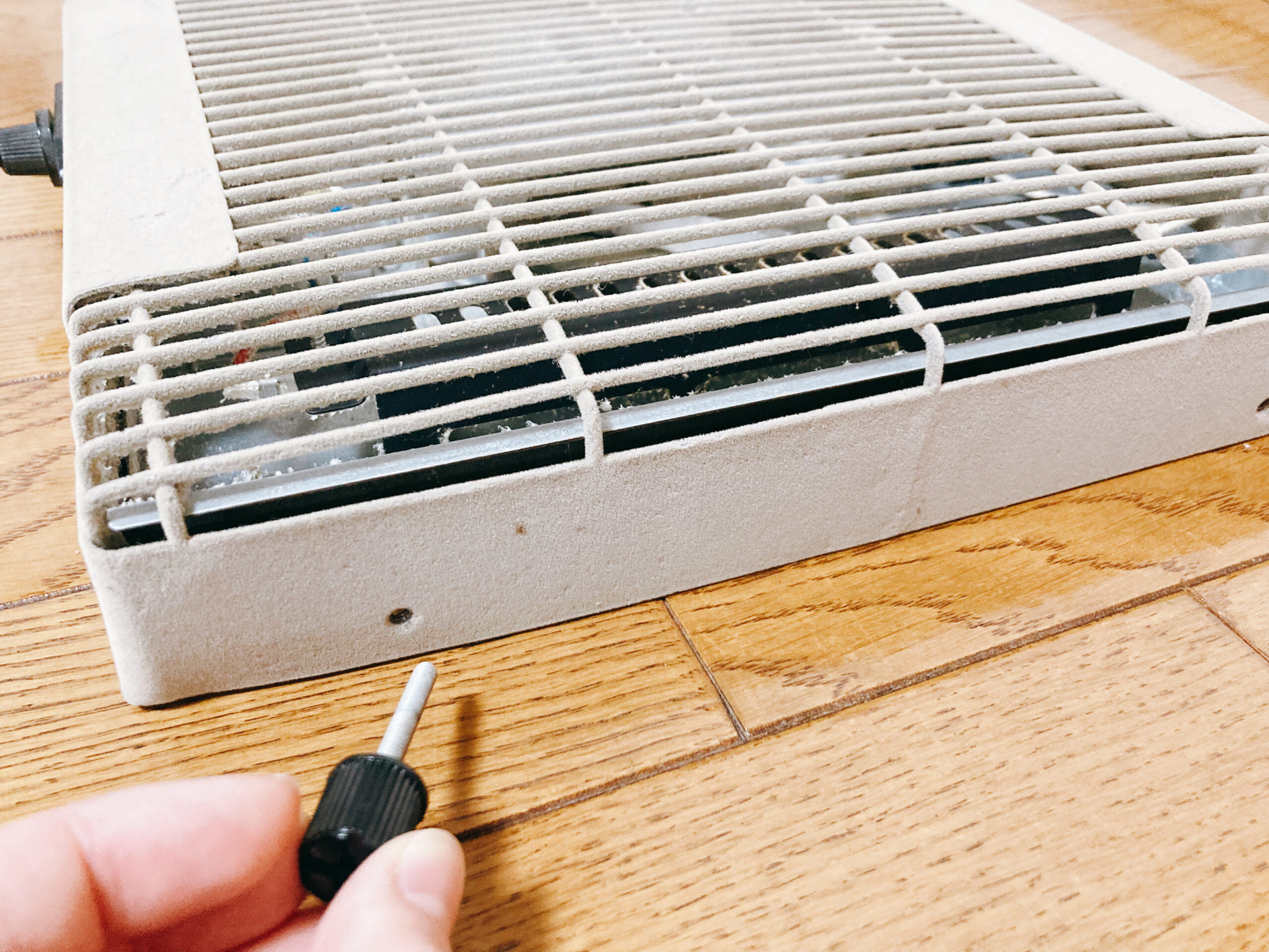 古いヒーターユニットとネジ