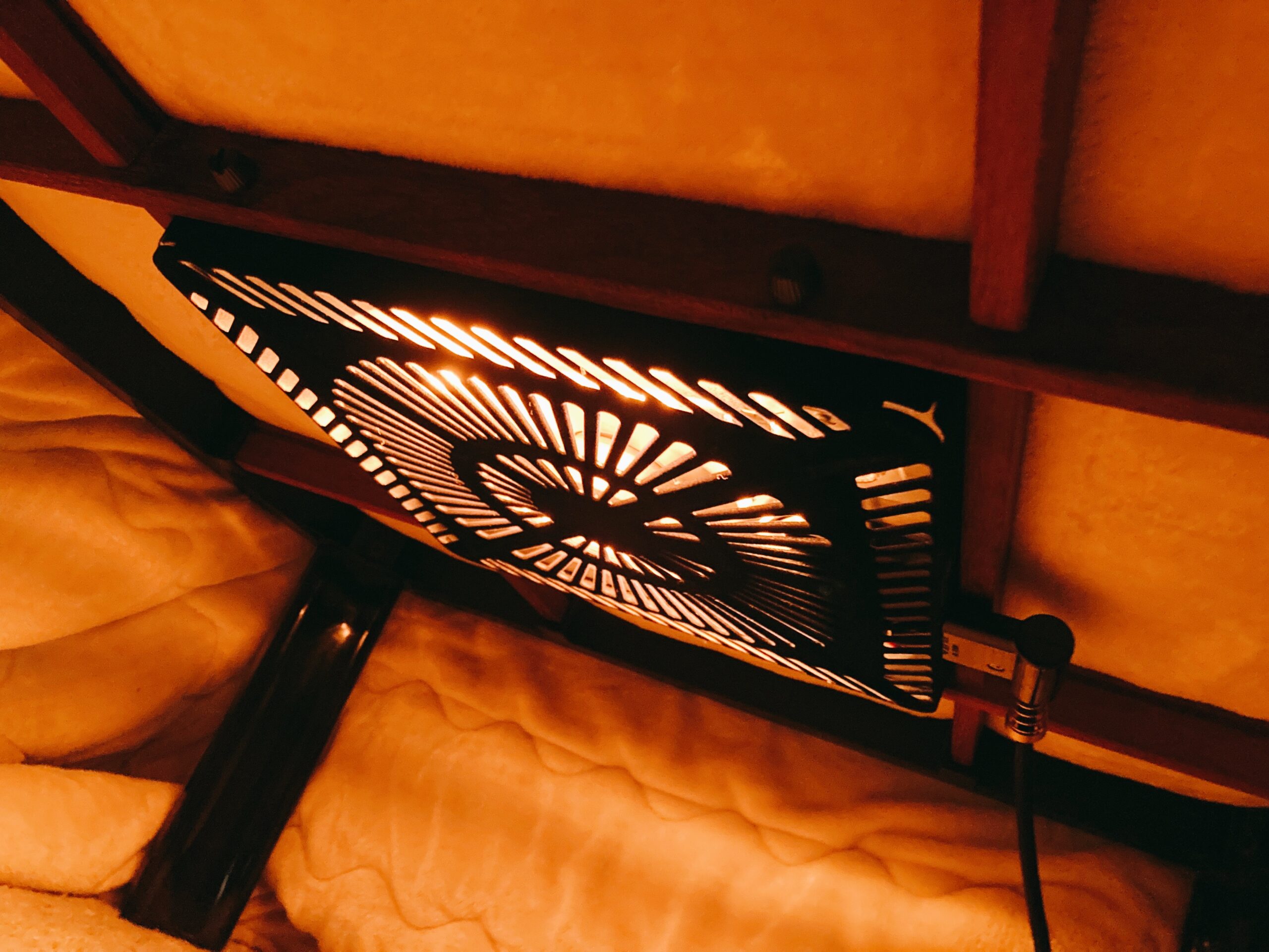 電源が入ったこたつのヒーターユニット