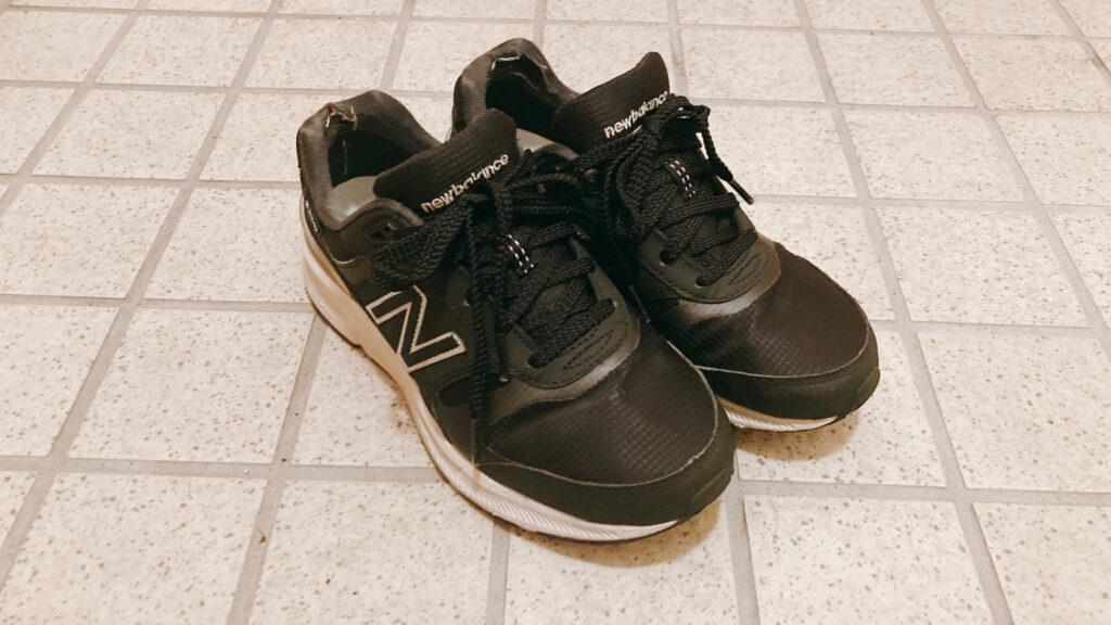 NEW BALANCEのウォーキングシューズMW880 斜め45度