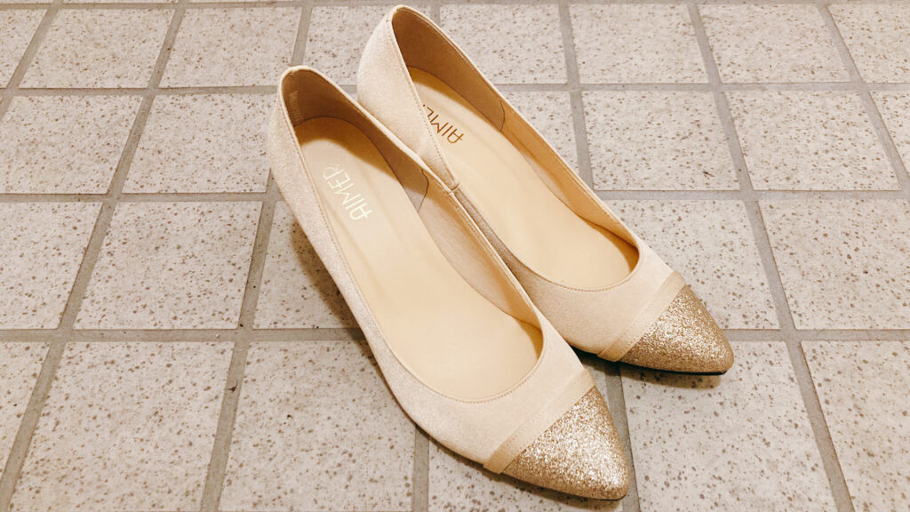 AIMERパンプス 斜め45度