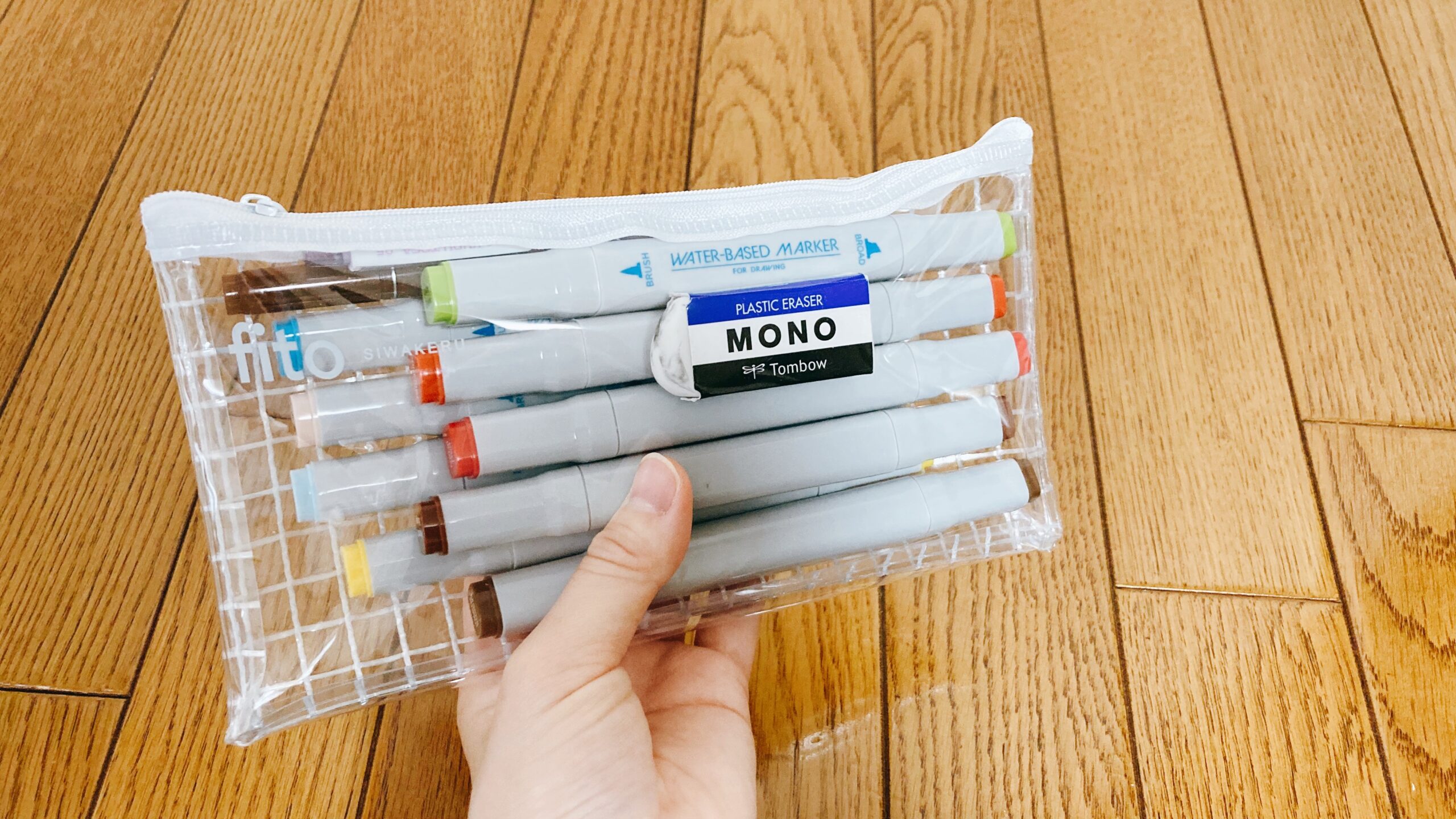 ダイソーの文具小物ケースワイドにイラスト用のペン類を入れた（斜め）