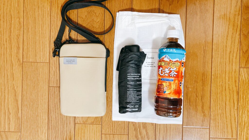 ミニショルダーとDnakeエコバッグ(日傘とペットボトルを上に乗せて)
