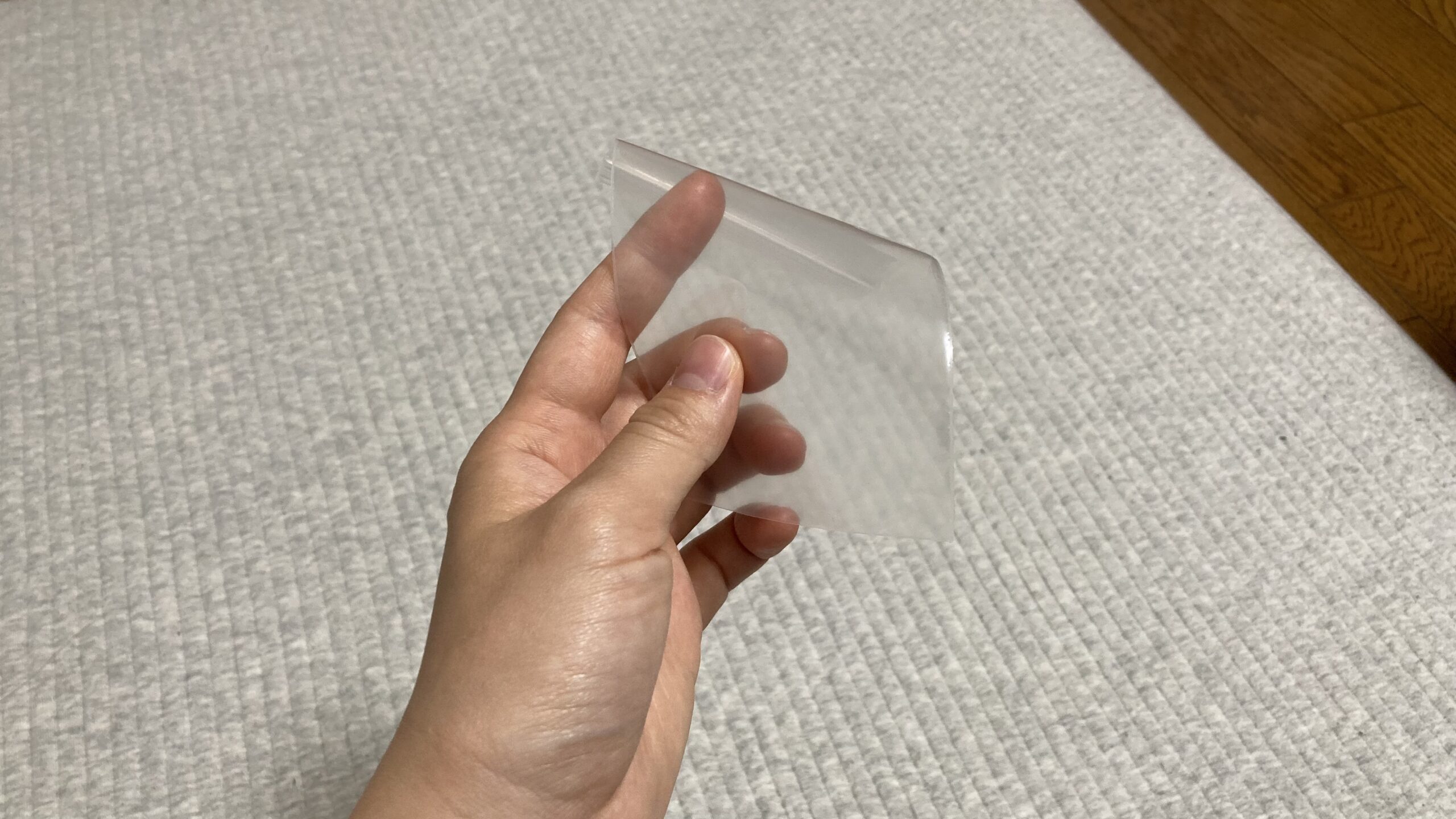 通常のチャック袋は手で持つとフニャッとなる
