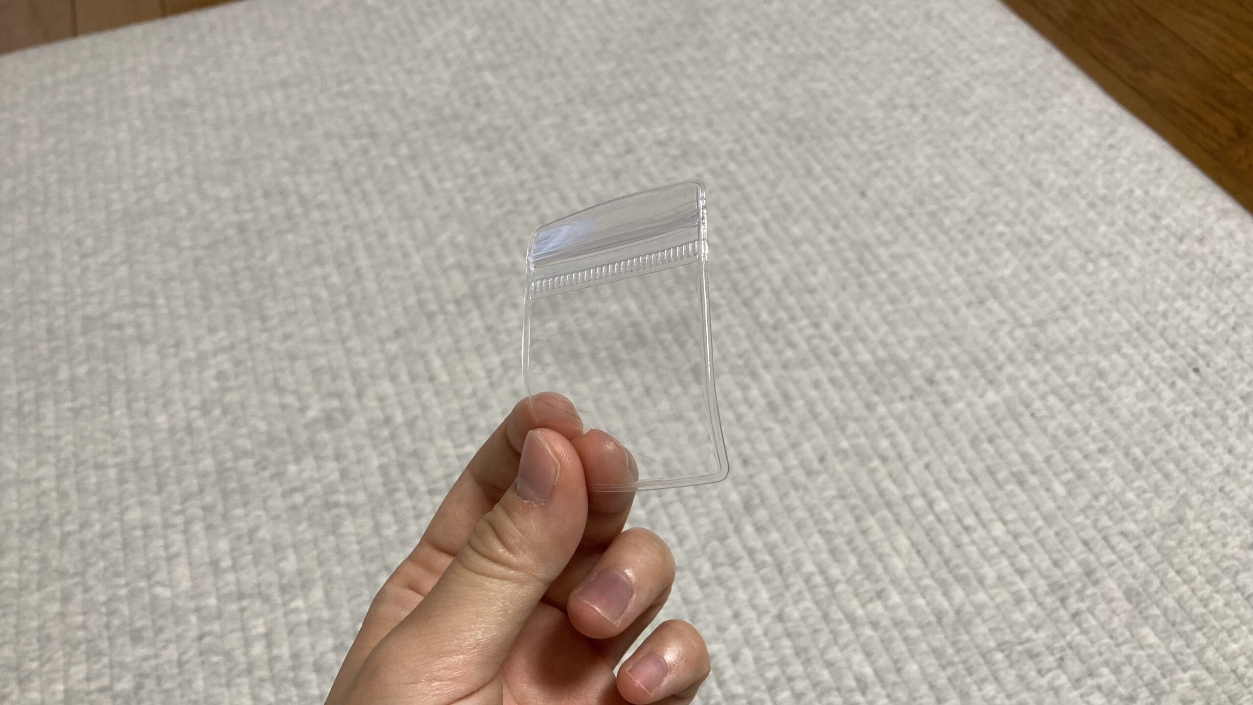 ダイソーのアクセサリー収納袋は手で持ってもピンとしていてしっかりしてる