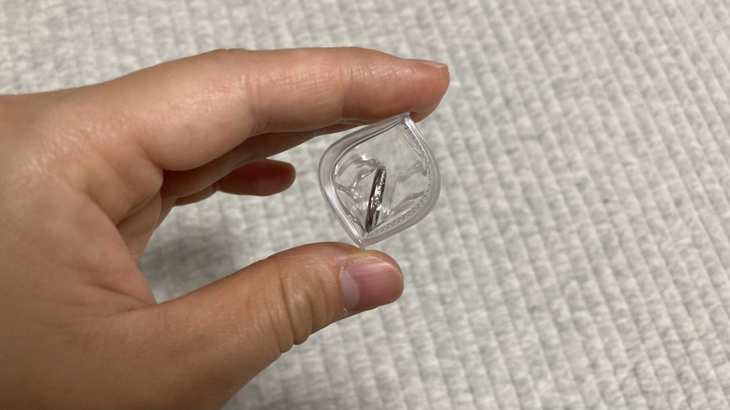 ダイソーのアクセサリー収納袋に指輪を入れたのを上からぱかっと開けてみた様子
