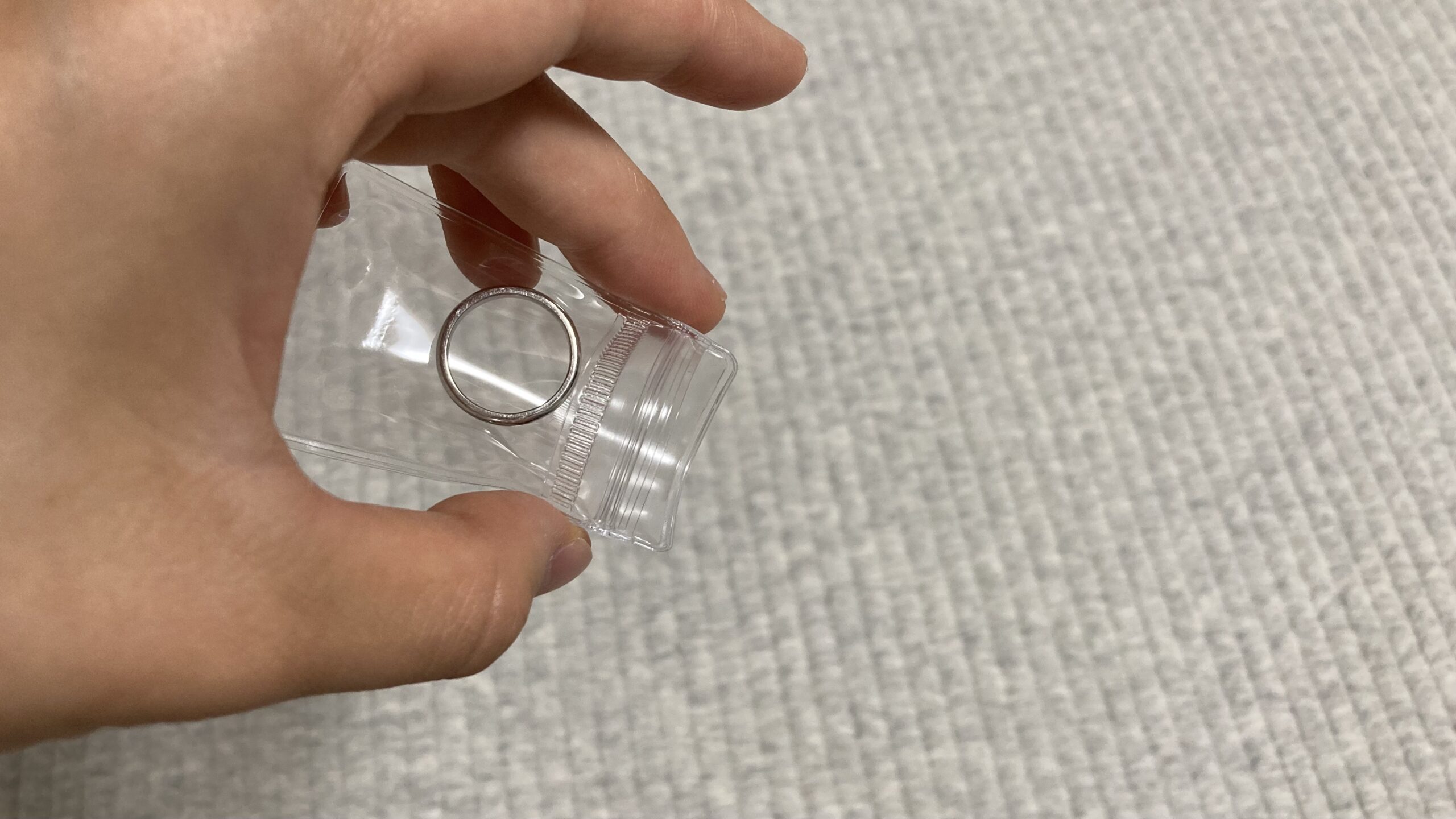 ダイソーのアクセサリー収納袋から指輪を出そうとしている様子
