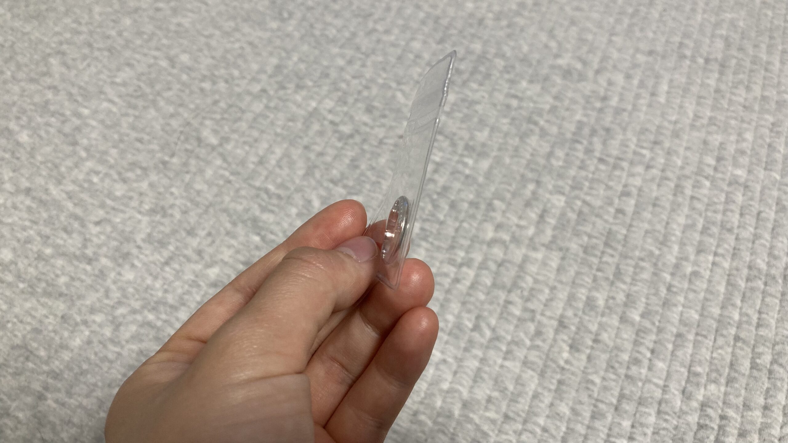ダイソーのアクセサリー収納袋に指輪を入れていて、それを横から見た様子