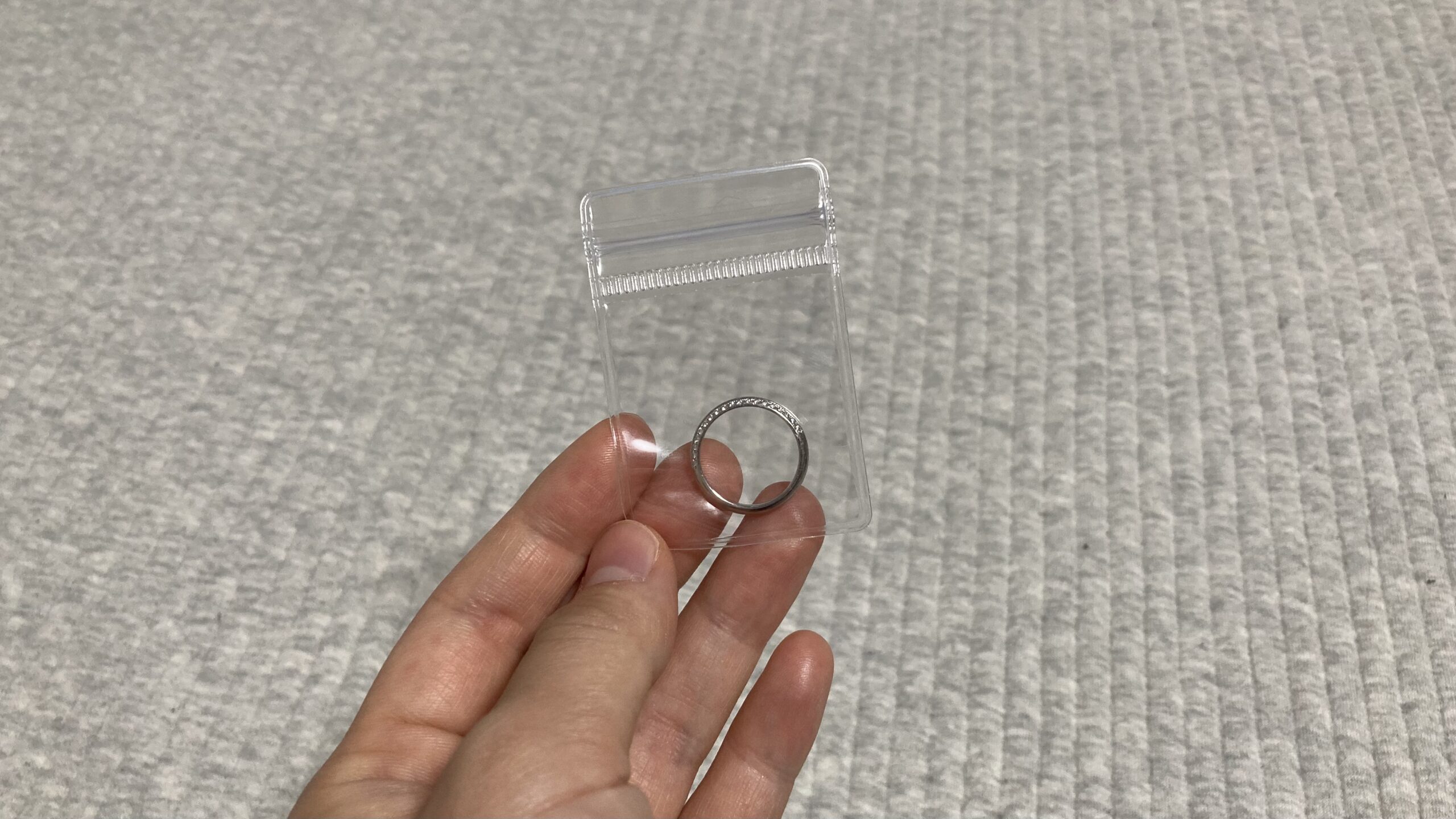 ダイソーのアクセサリー収納袋に指輪を入れた様子
