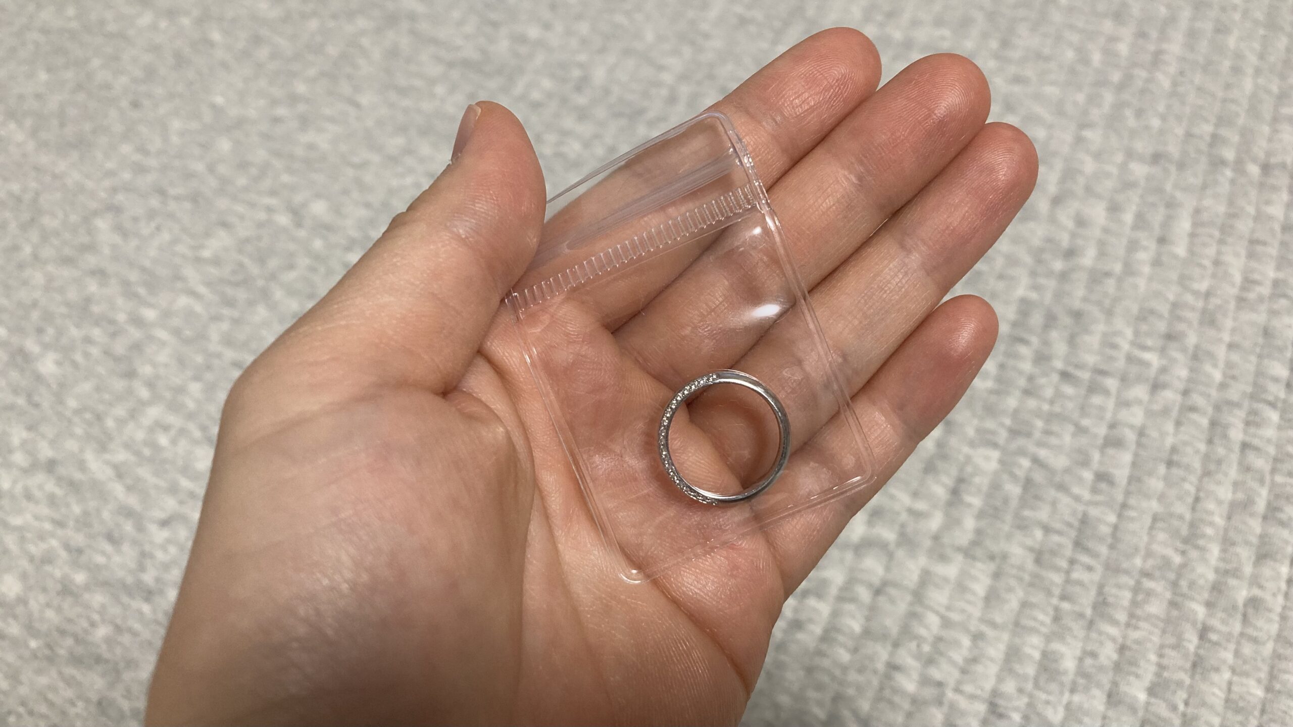 ダイソーのアクセサリー収納袋に指輪を入れて、それを手のひらの上に乗せた様子