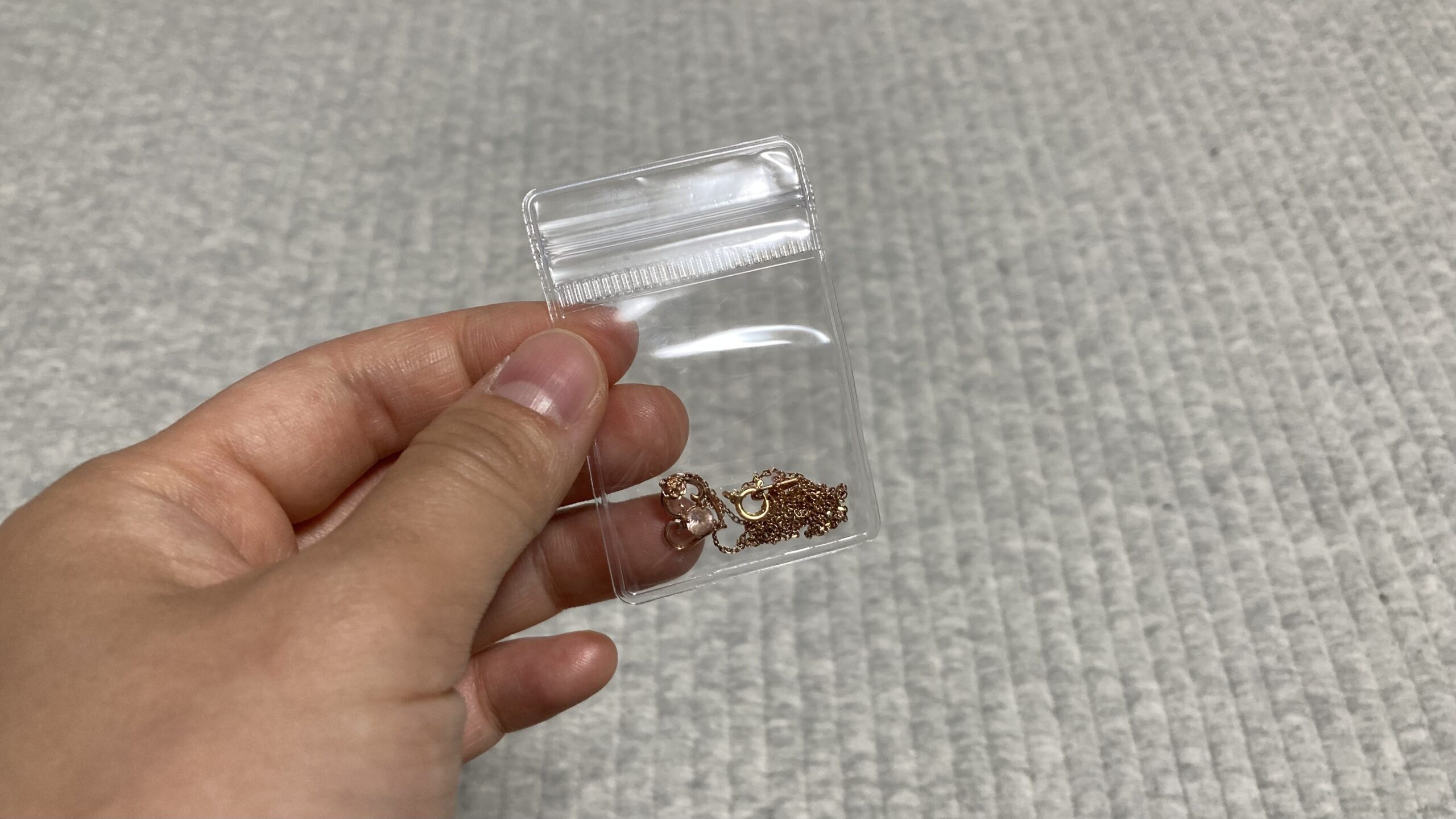 ダイソーのアクセサリー収納袋にネックレスが入っている