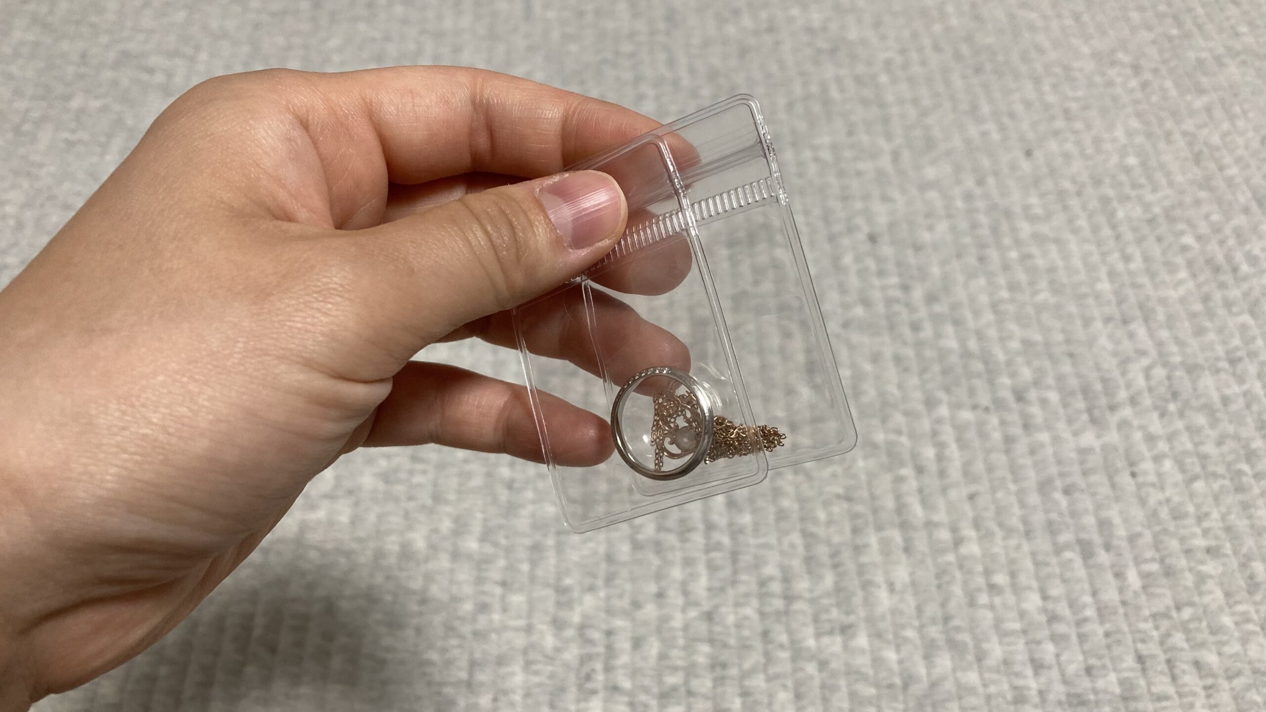 ダイソーのアクセサリー収納袋に指輪を入れたのとダイソーのアクセサリー収納袋にネックレスを入れて、2枚とも持った様子