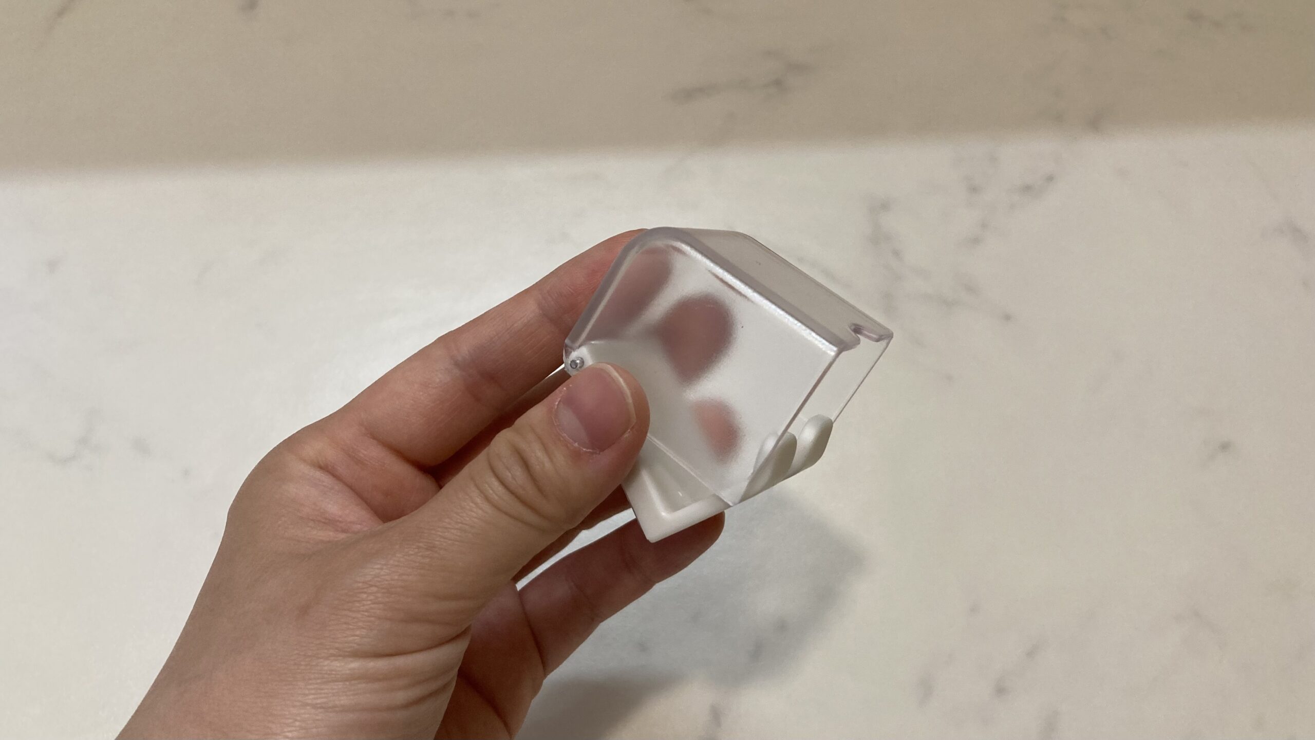 3COINS「歯ブラシケース2個セット」のフィルムフックの本体の蓋を開けている途中