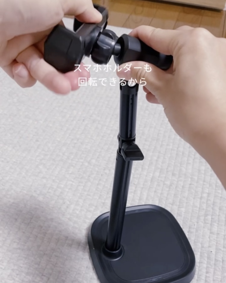 スリーコインズ多機能スマホスタンド　スマホホルダーを回転中