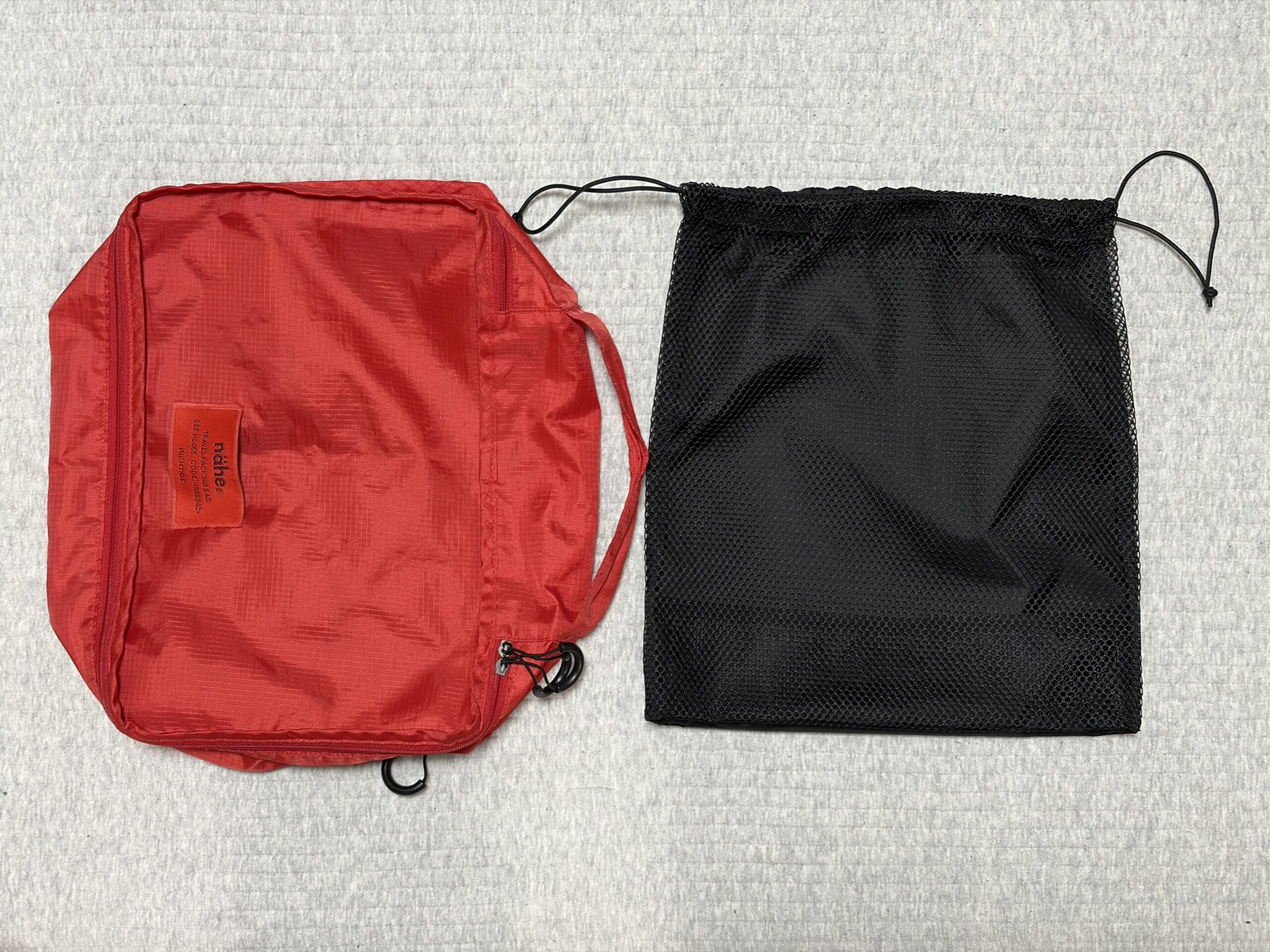 naheトラベルパッキングバッグ(左)と無印良品メッシュ巾着ダブルタイプ
M(右)