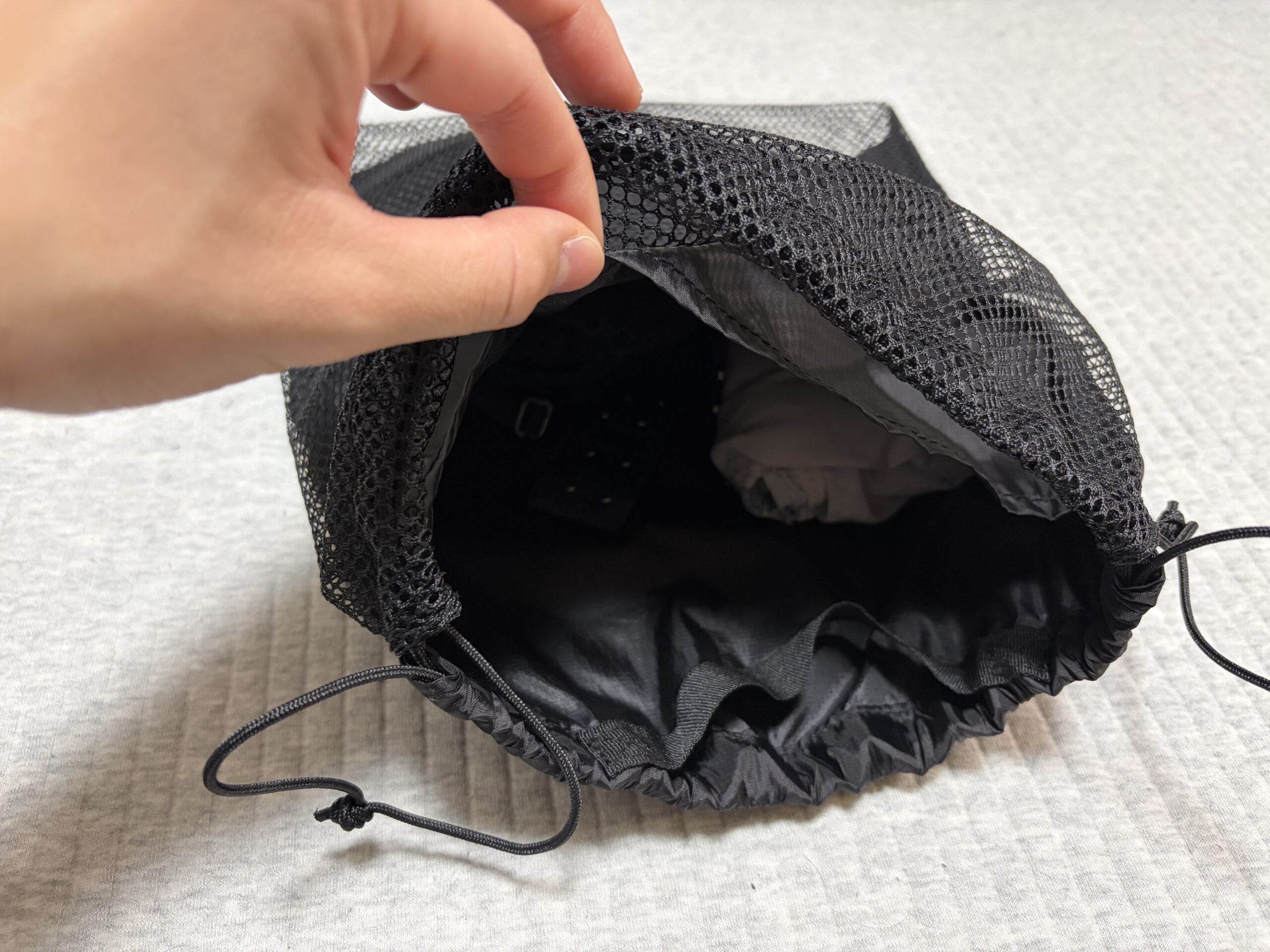 無印良品 メッシュ巾着ダブルタイプM 中身のポケットに下着入れ完了