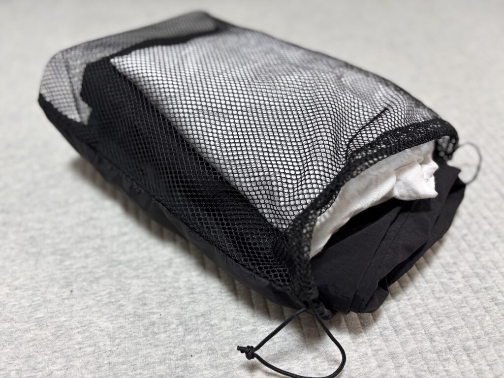 無印良品 メッシュ巾着ダブルタイプM 服を入れているところ