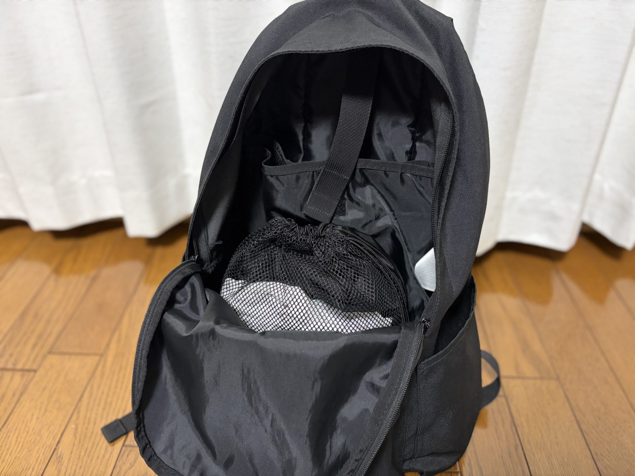 リュックの中に、無印良品 メッシュ巾着ダブルタイプM 中身あり