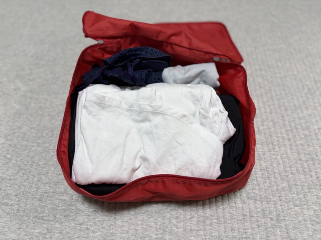 naheトラベルパッキングバッグ 中身を入れた