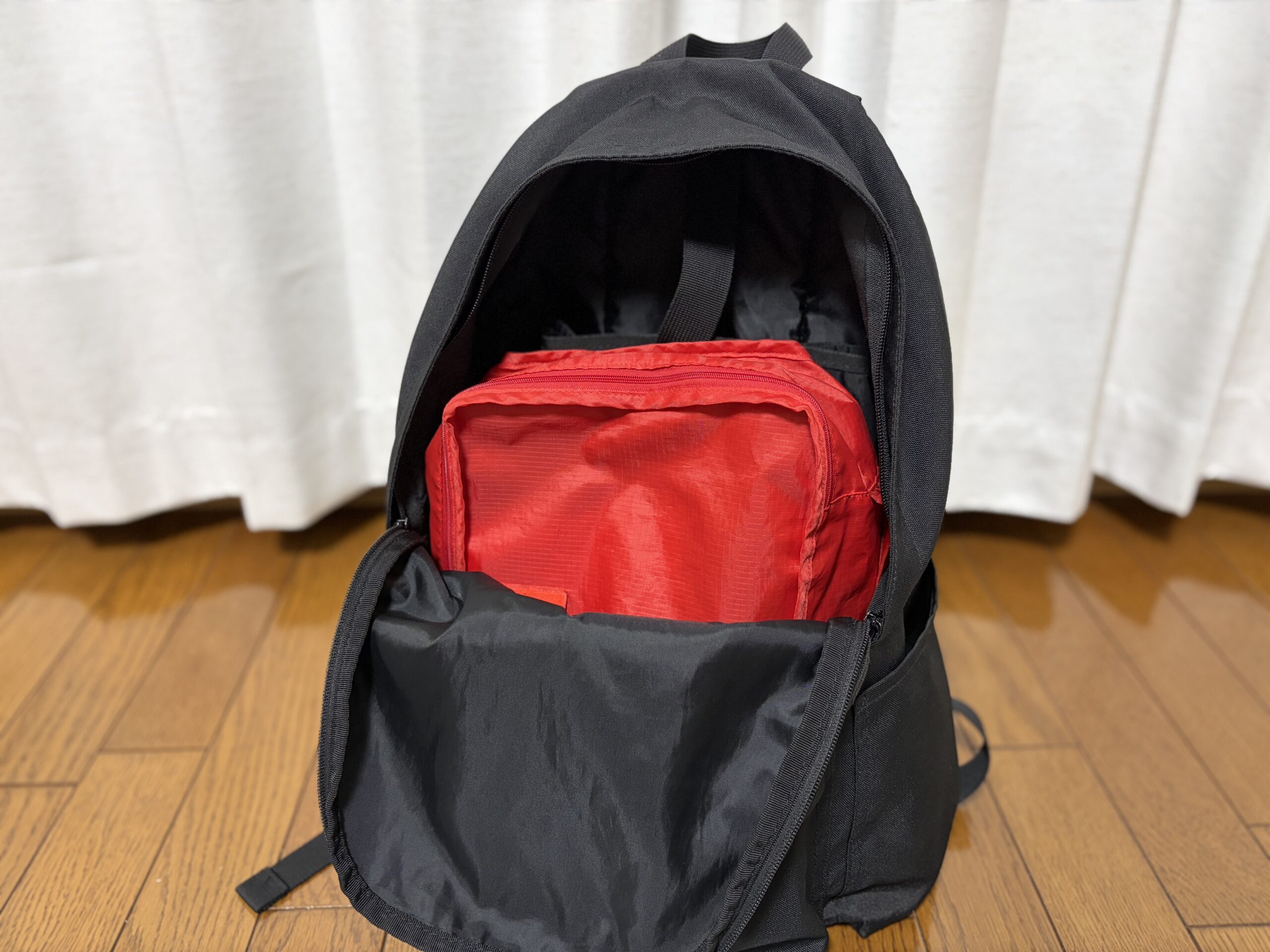 リュックの中に、naheトラベルパッキングバッグのMサイズ