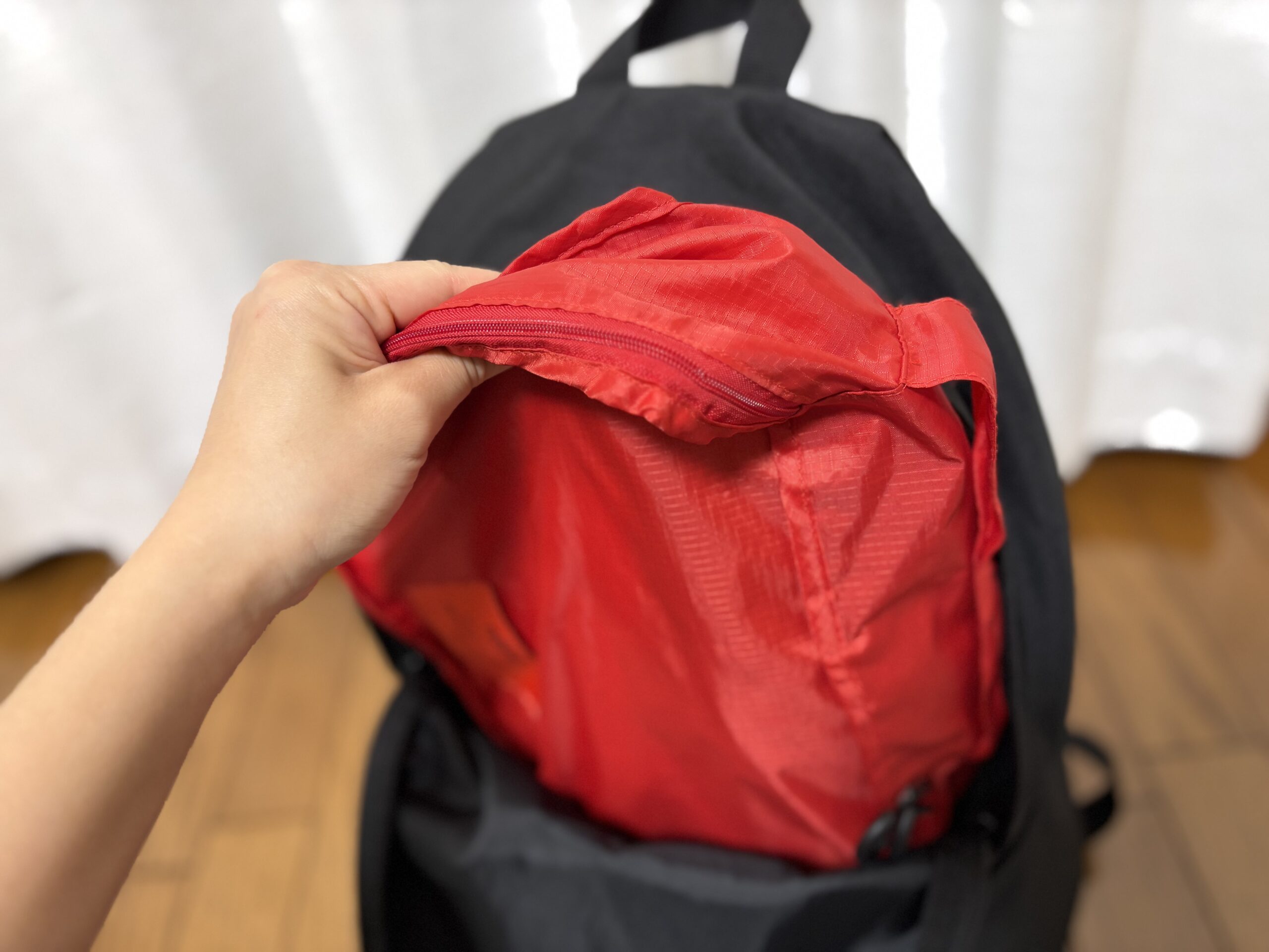 naheトラベルパッキングバッグをリュックの中から取り出しているところ